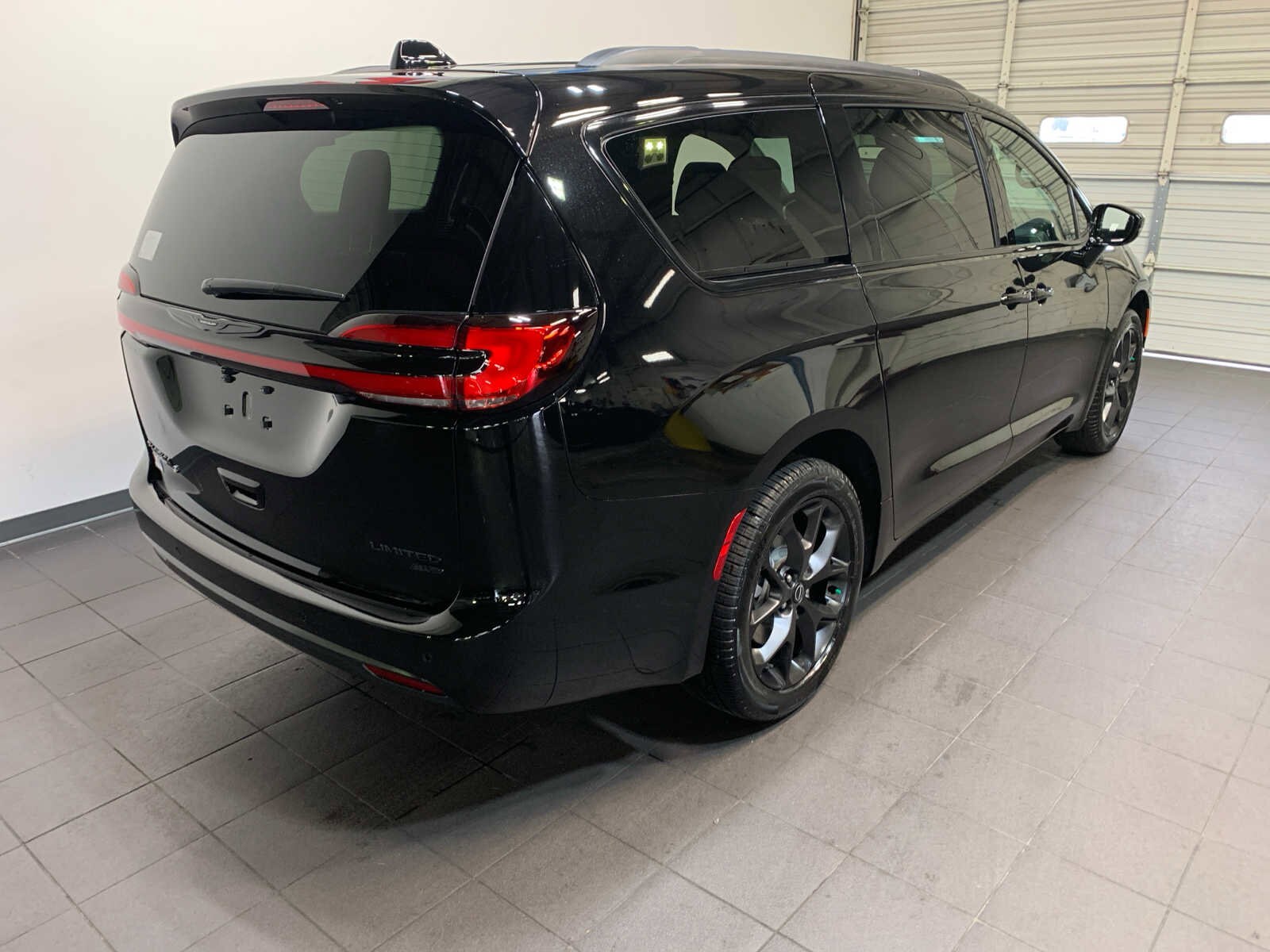 2026 Chrysler Pacifica Limited photo 3