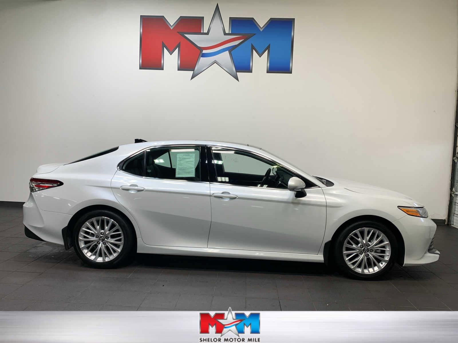 2020 Toyota Camry XLE's photo