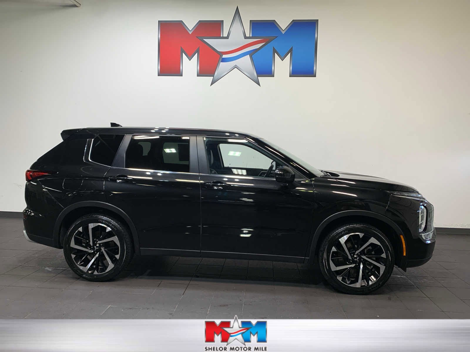 2024 Mitsubishi Outlander SE's photo