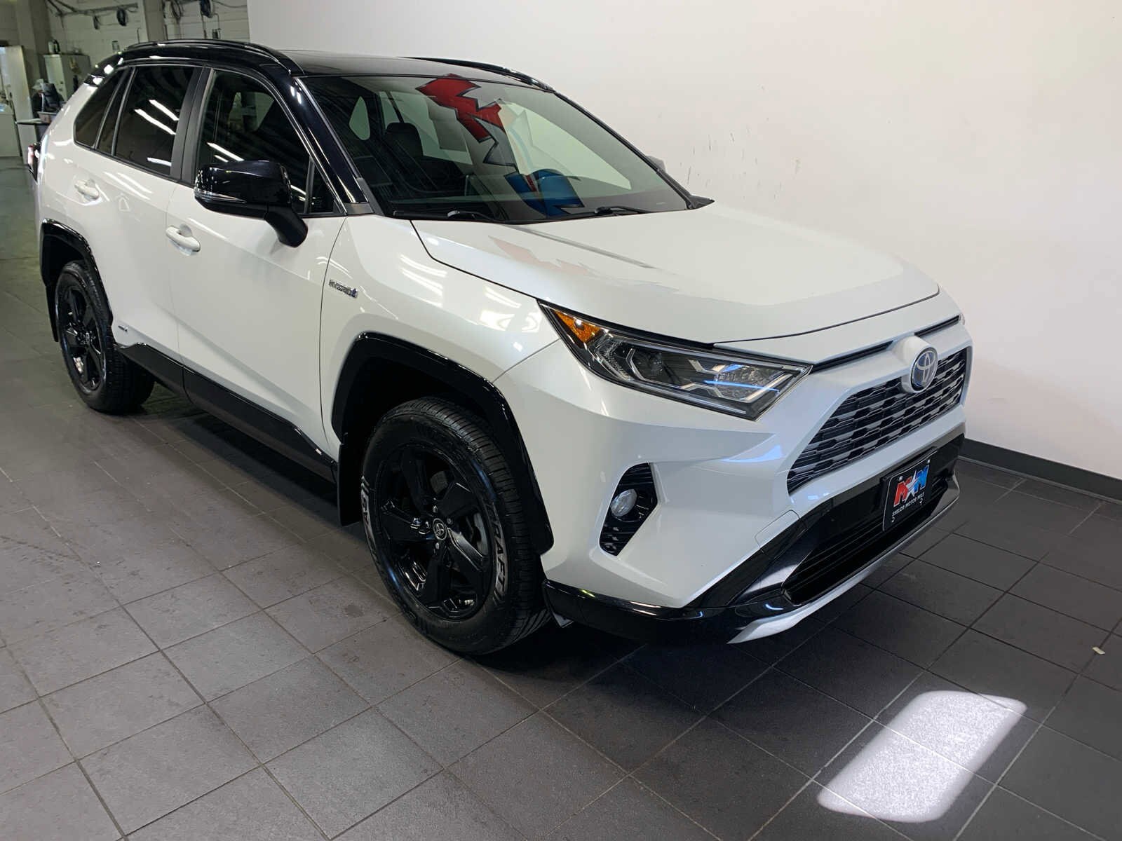 2019 Toyota RAV4 Hybrid XSE photo 2