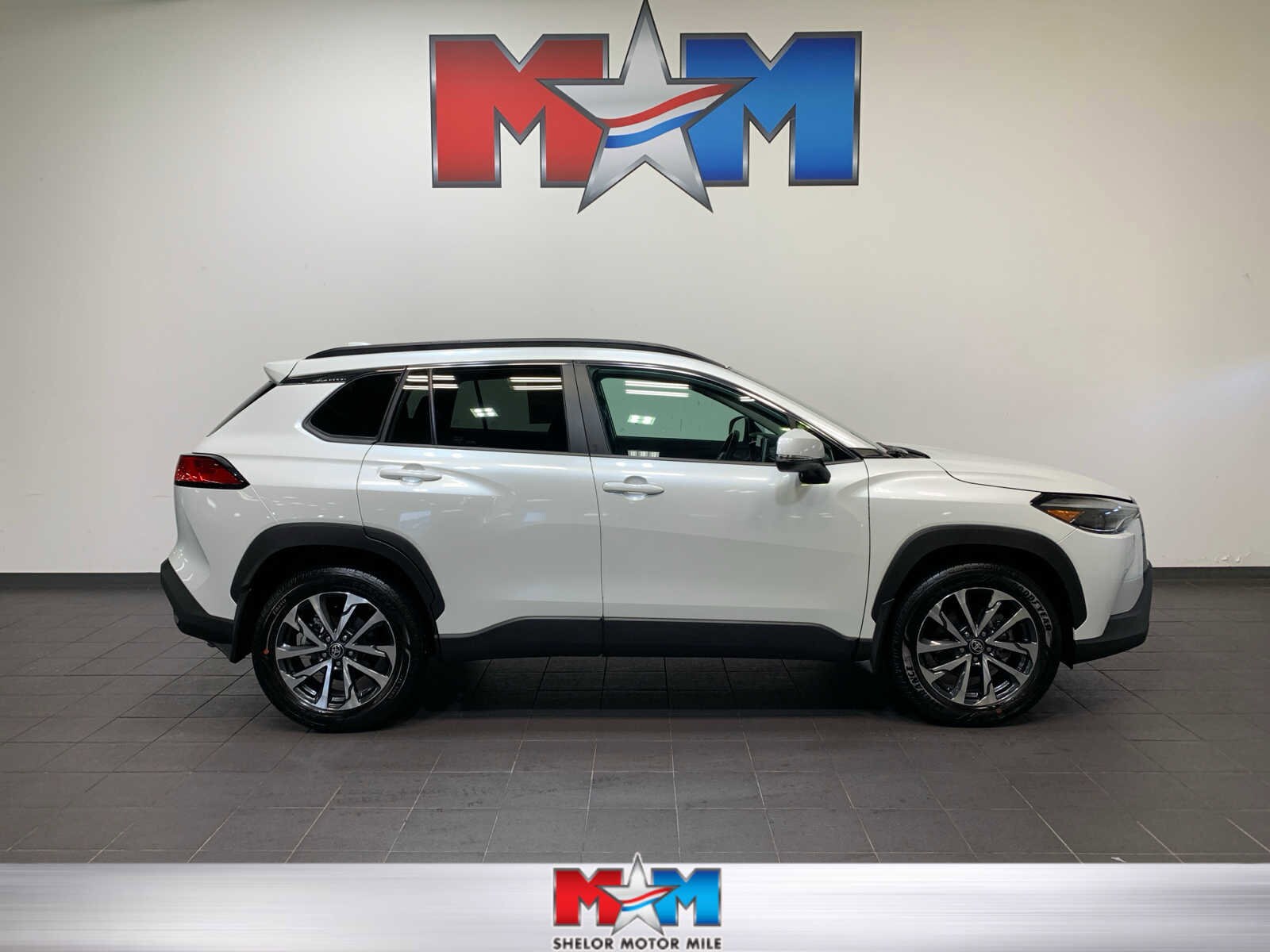 2024 Toyota Corolla Cross XLE's photo