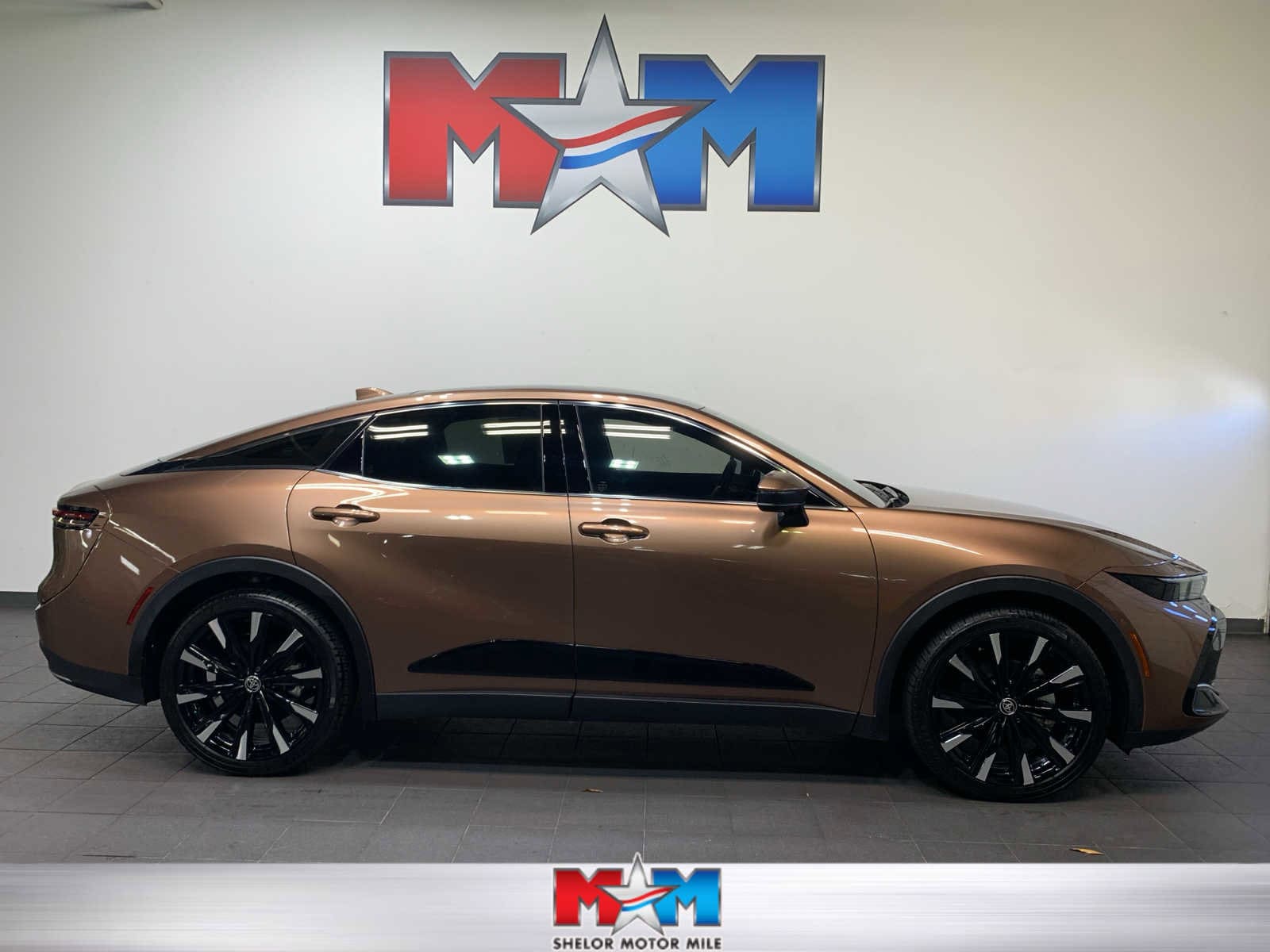 2025 Toyota Crown Platinum's photo