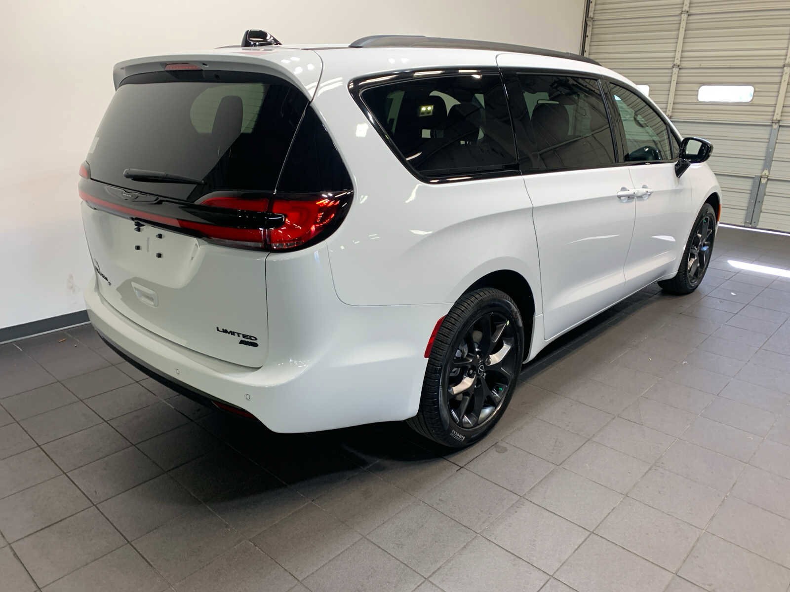 2026 Chrysler Pacifica Limited photo 3