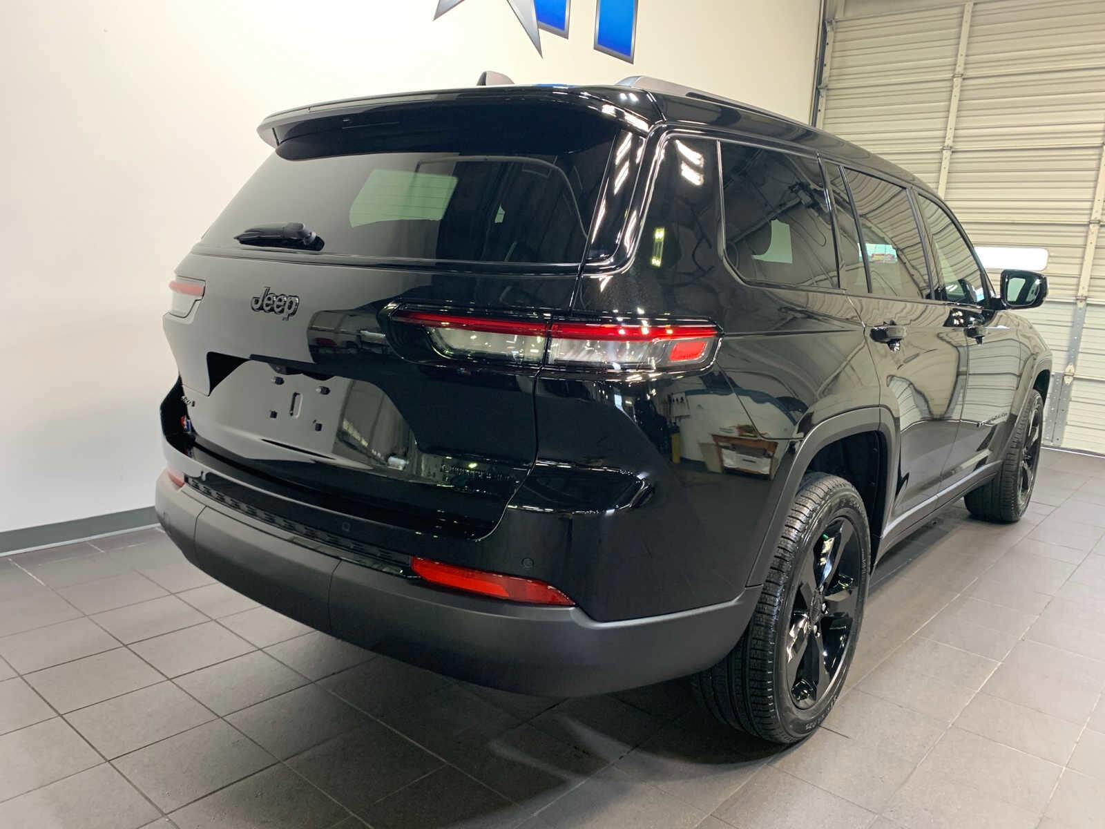 2025 Jeep Grand Cherokee Limited photo 3