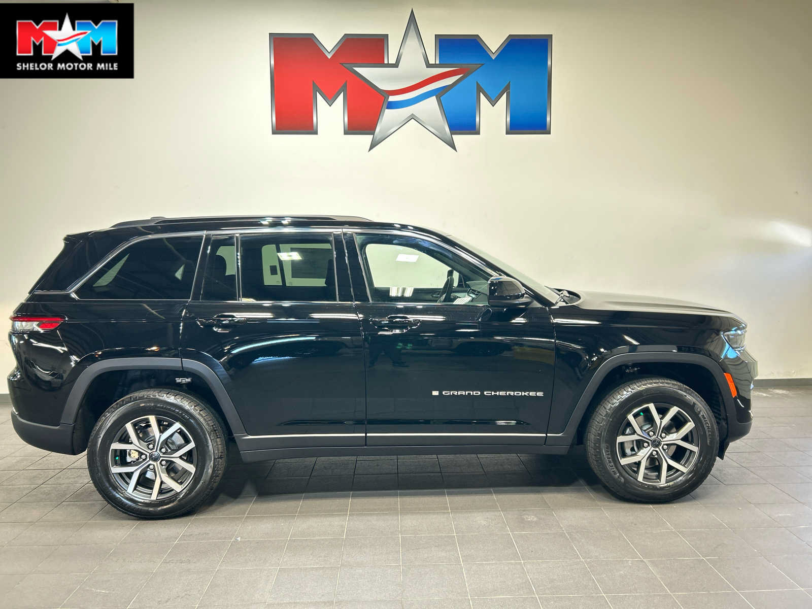 2027 Jeep Grand Cherokee Laredo