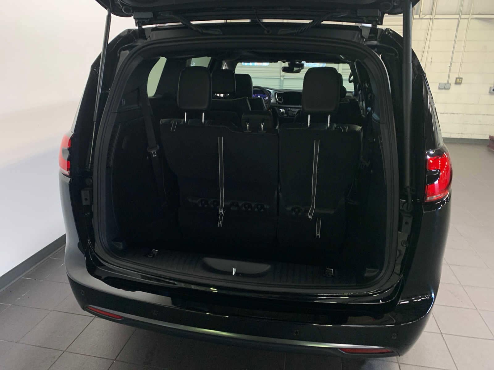2026 Chrysler Pacifica Limited - Photo 10