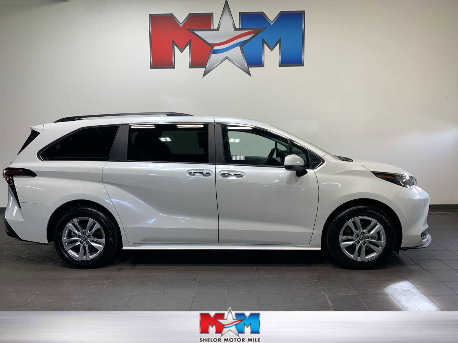 2025 Toyota Sienna XLE 7-Passenger Hybrid AWD's photo