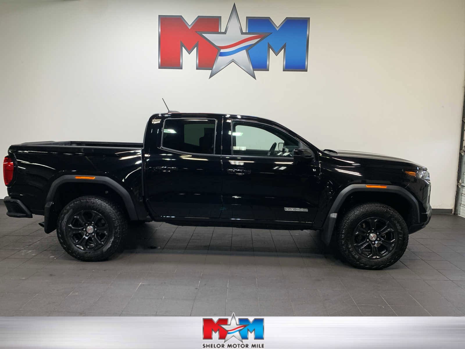 2024 GMC Canyon Elevation's photo