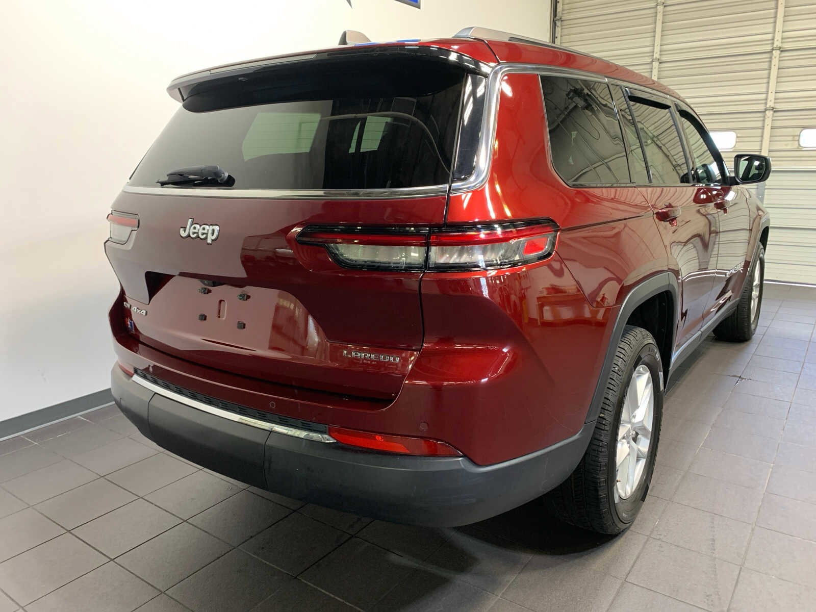 2021 Jeep Grand Cherokee Laredo photo 3