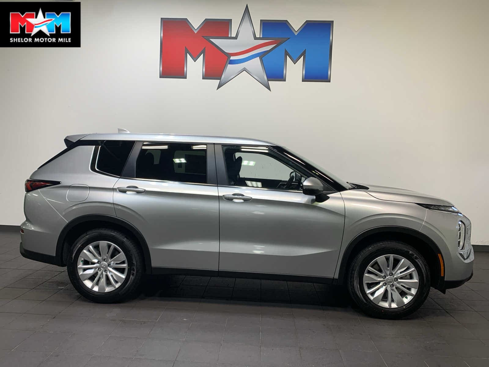 2025 Mitsubishi Outlander ES's photo