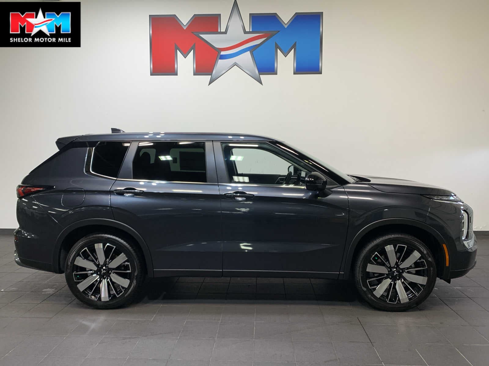 2025 Mitsubishi Outlander SE's photo