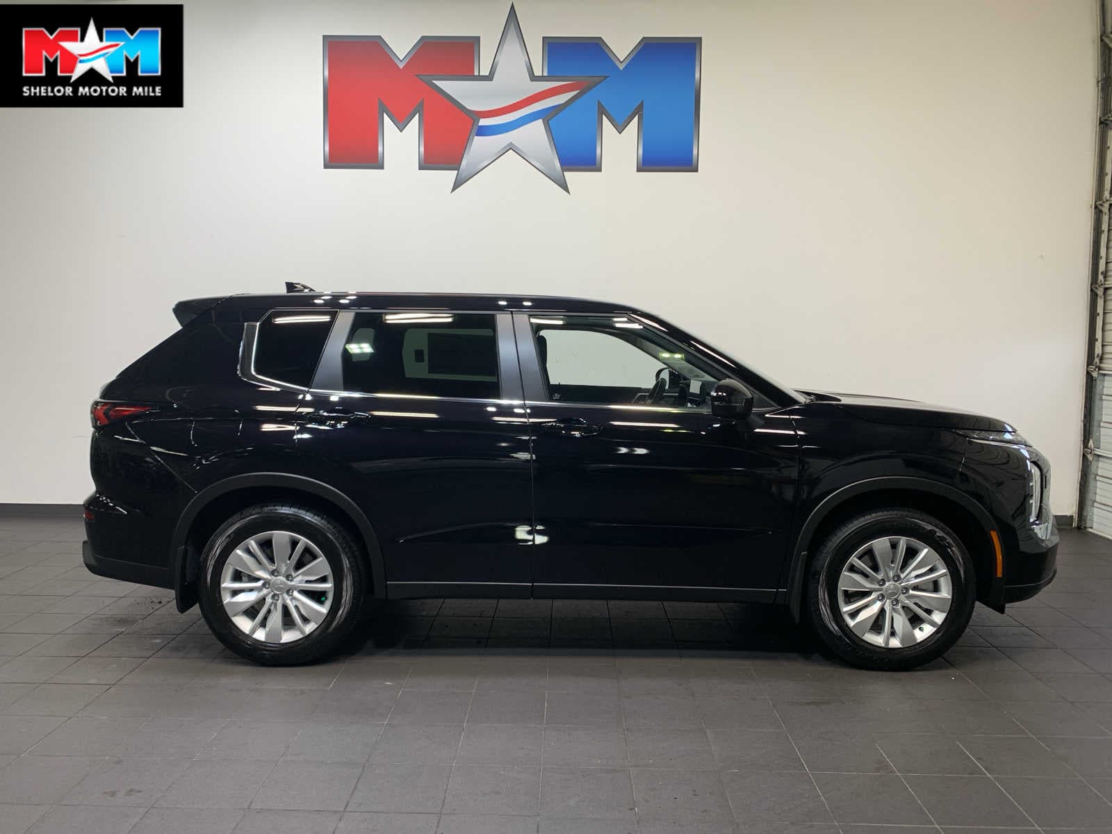 2025 Mitsubishi Outlander ES's photo