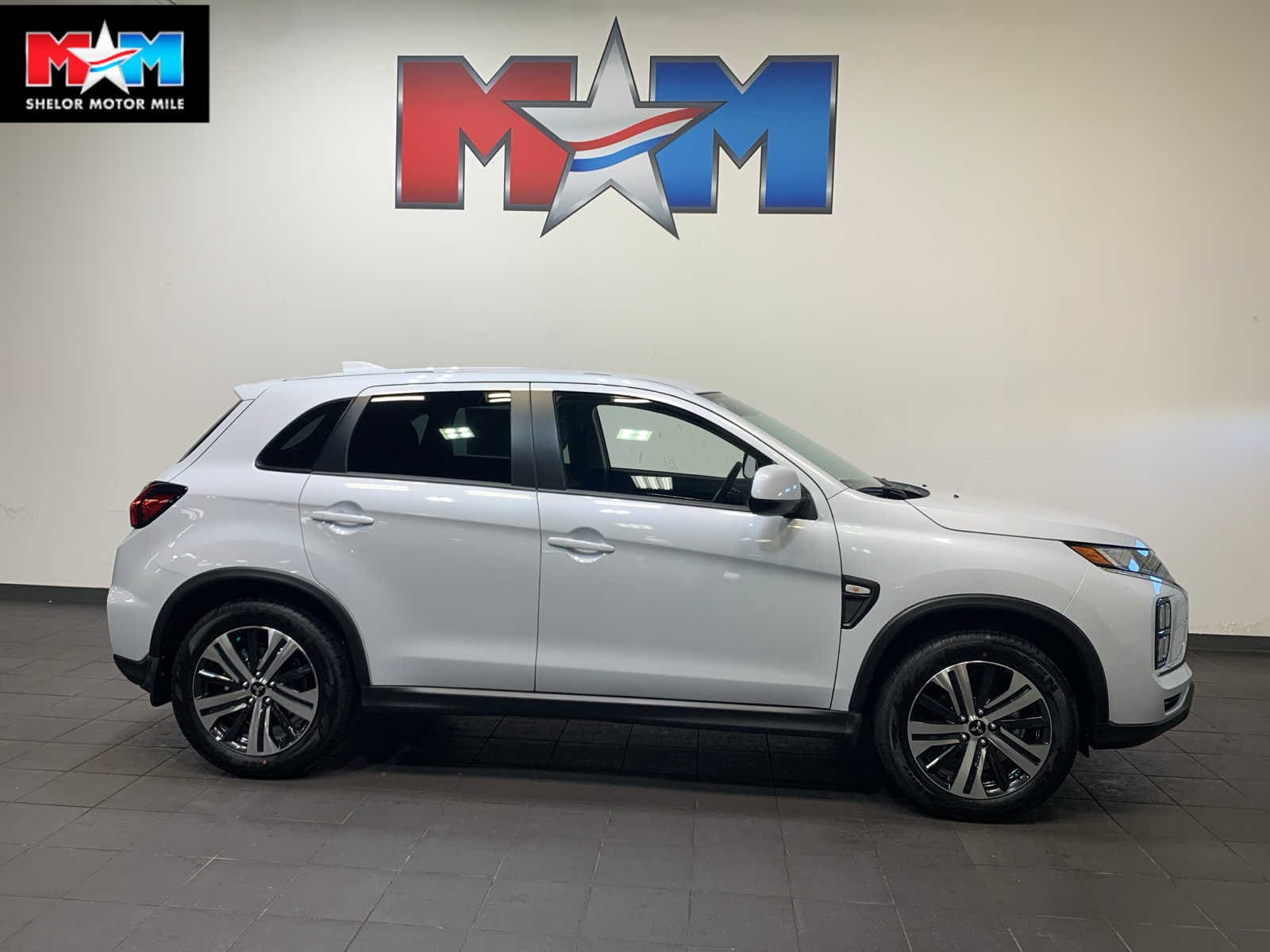 2026 Mitsubishi Outlander ES's photo