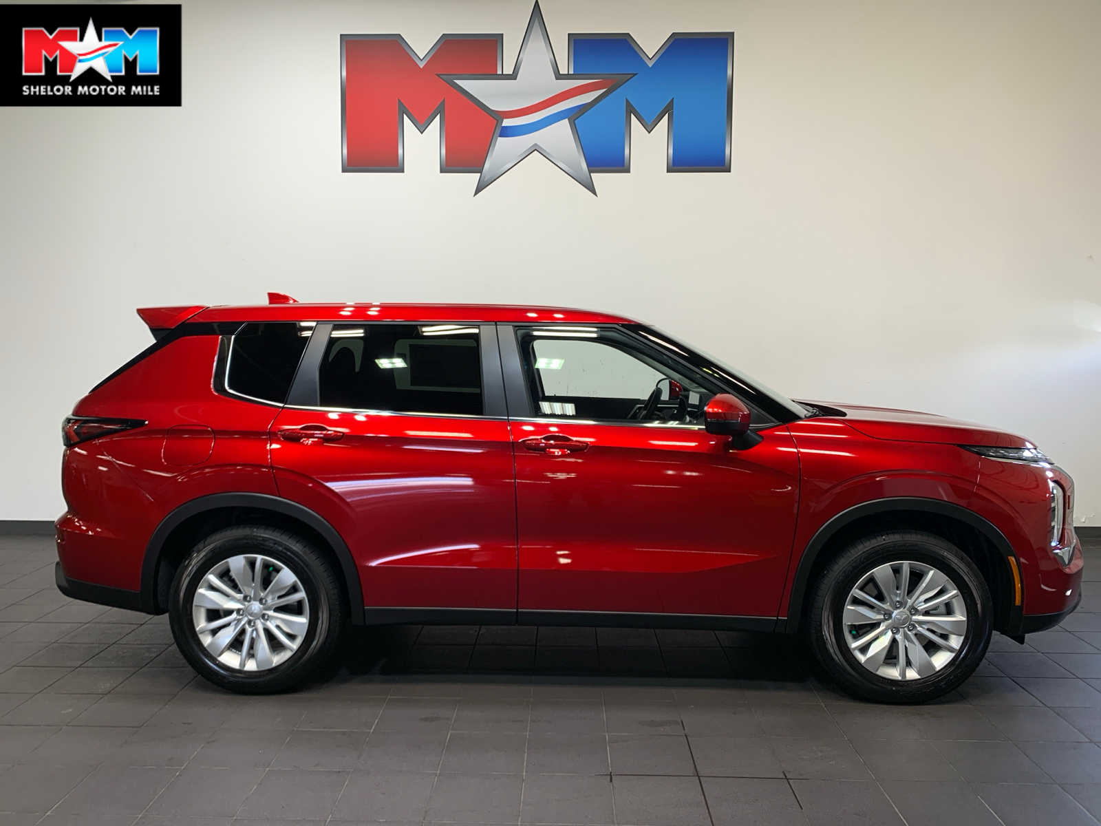 2025 Mitsubishi Outlander ES's photo