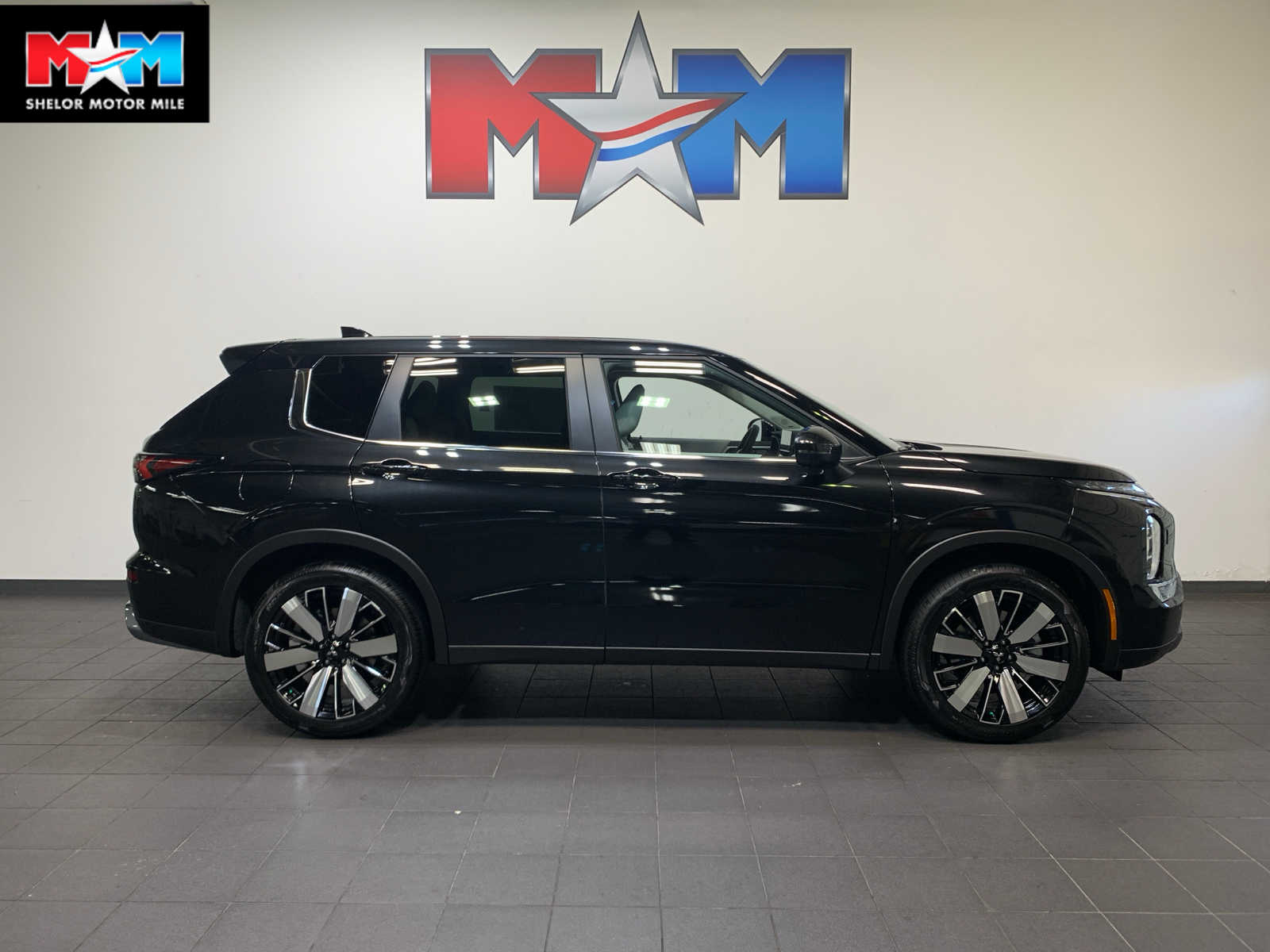 2025 Mitsubishi Outlander SE's photo