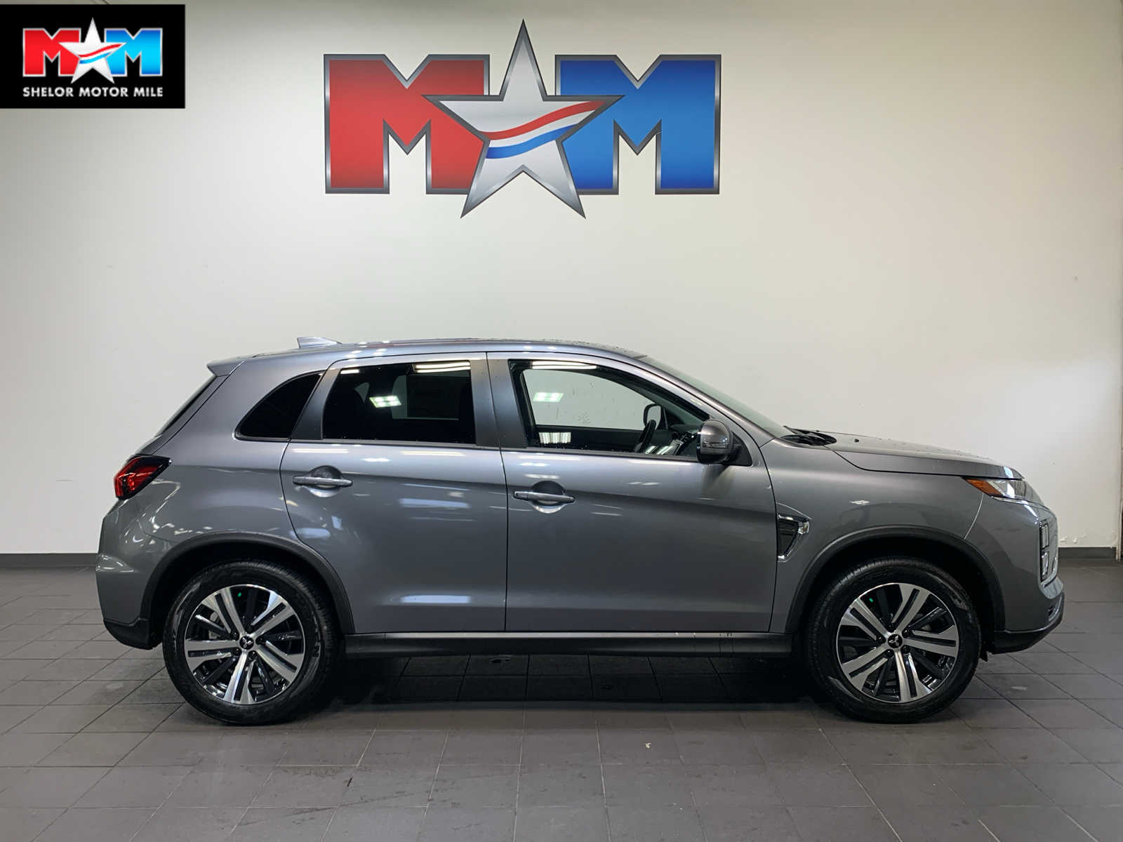 2025 Mitsubishi Outlander Sport SE's photo