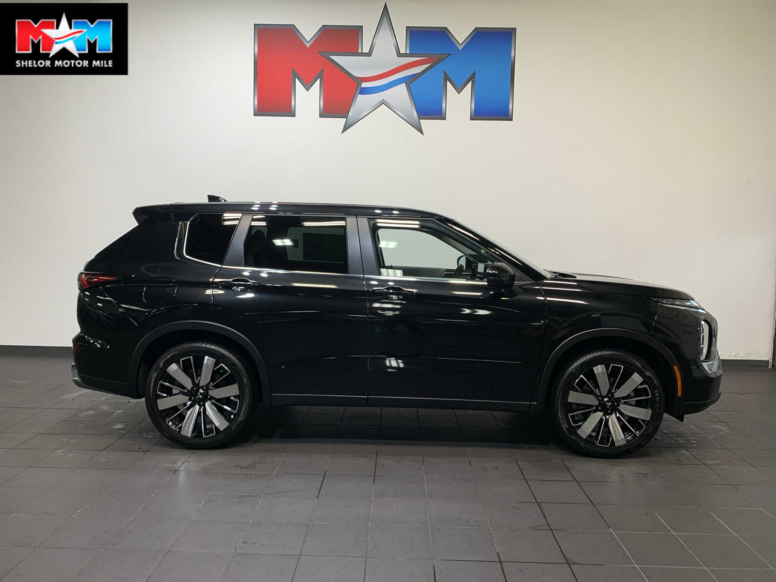 2025 Mitsubishi Outlander SE's photo