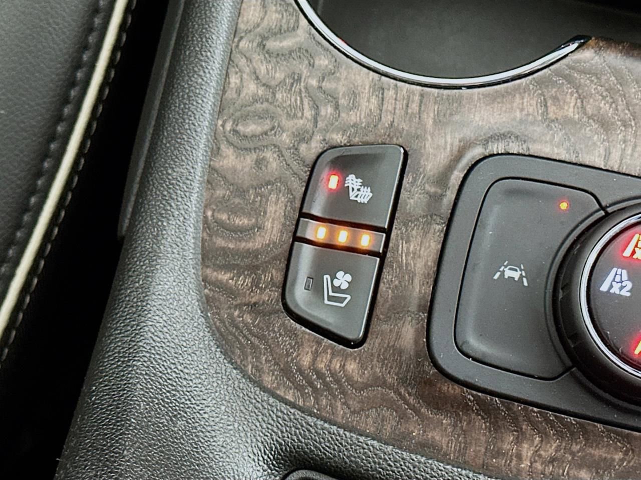 2021 GMC Acadia Denali - Photo 19