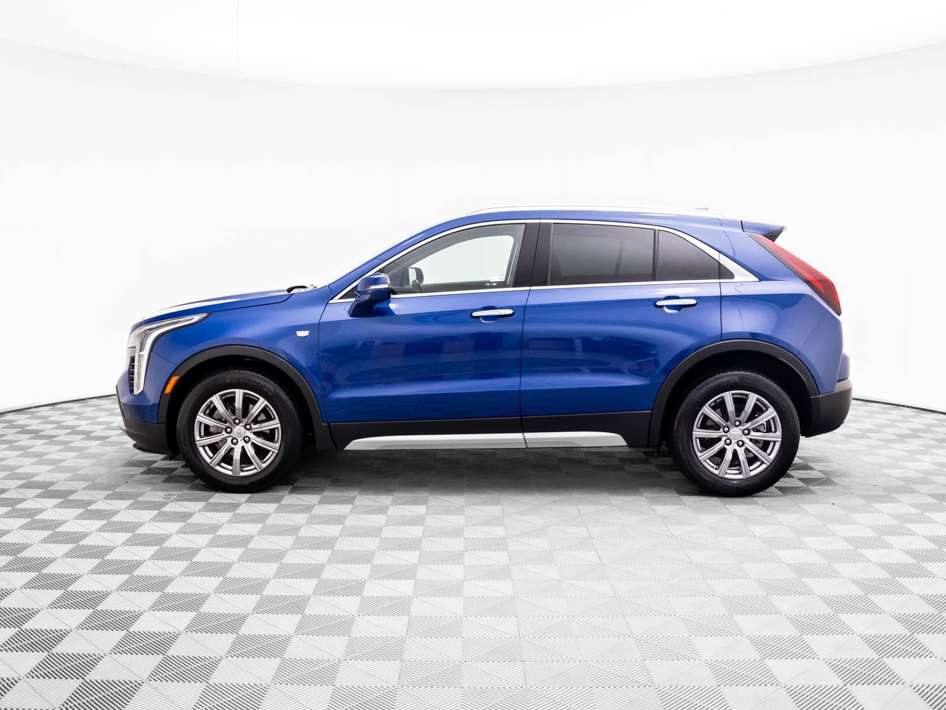 2023 Cadillac XT4 Premium Luxury photo 3