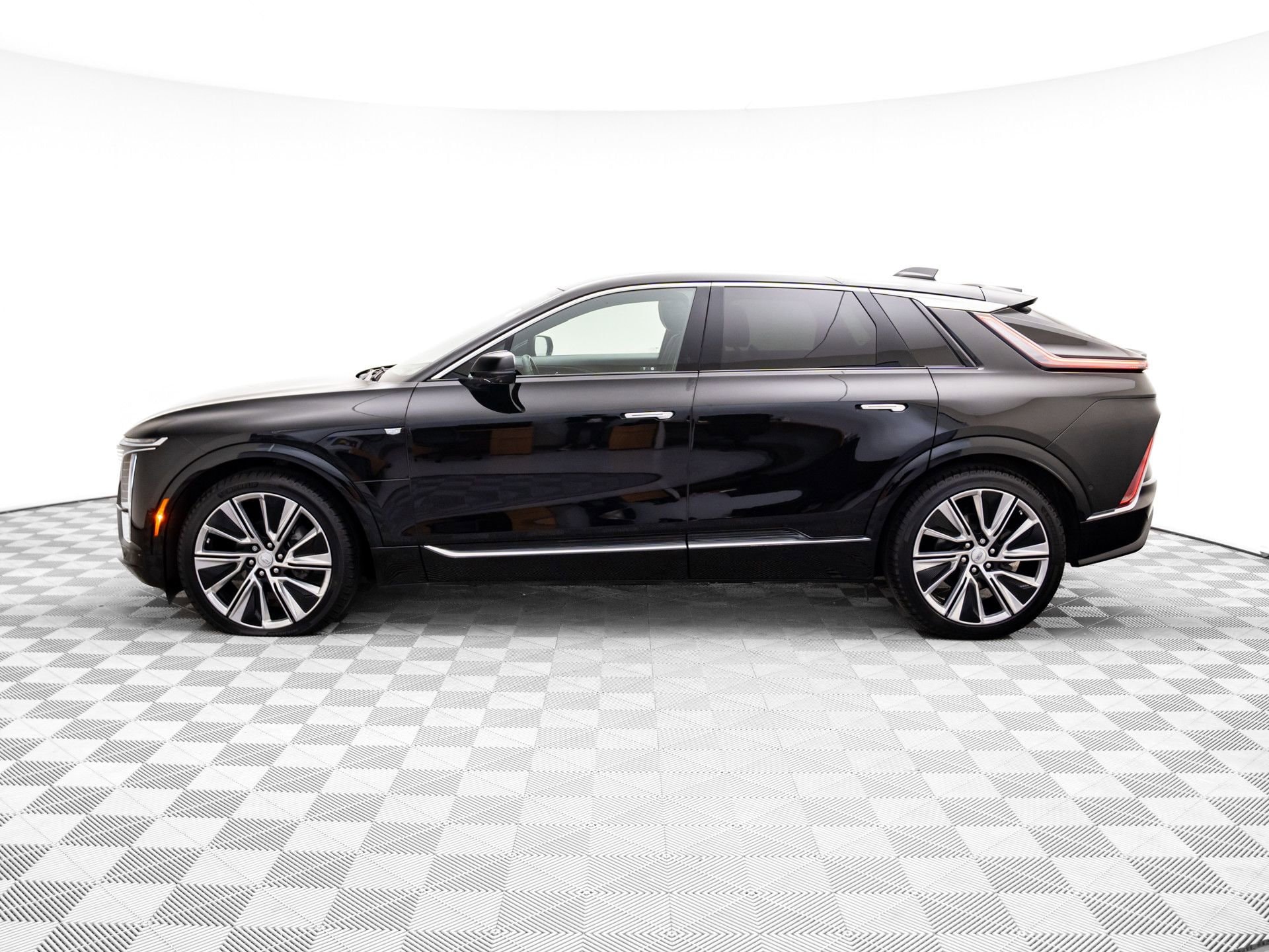 Used 2024 Cadillac LYRIQ Luxury 3 with VIN 1GYKPSRL2RZ140342 for sale in Barrington, IL