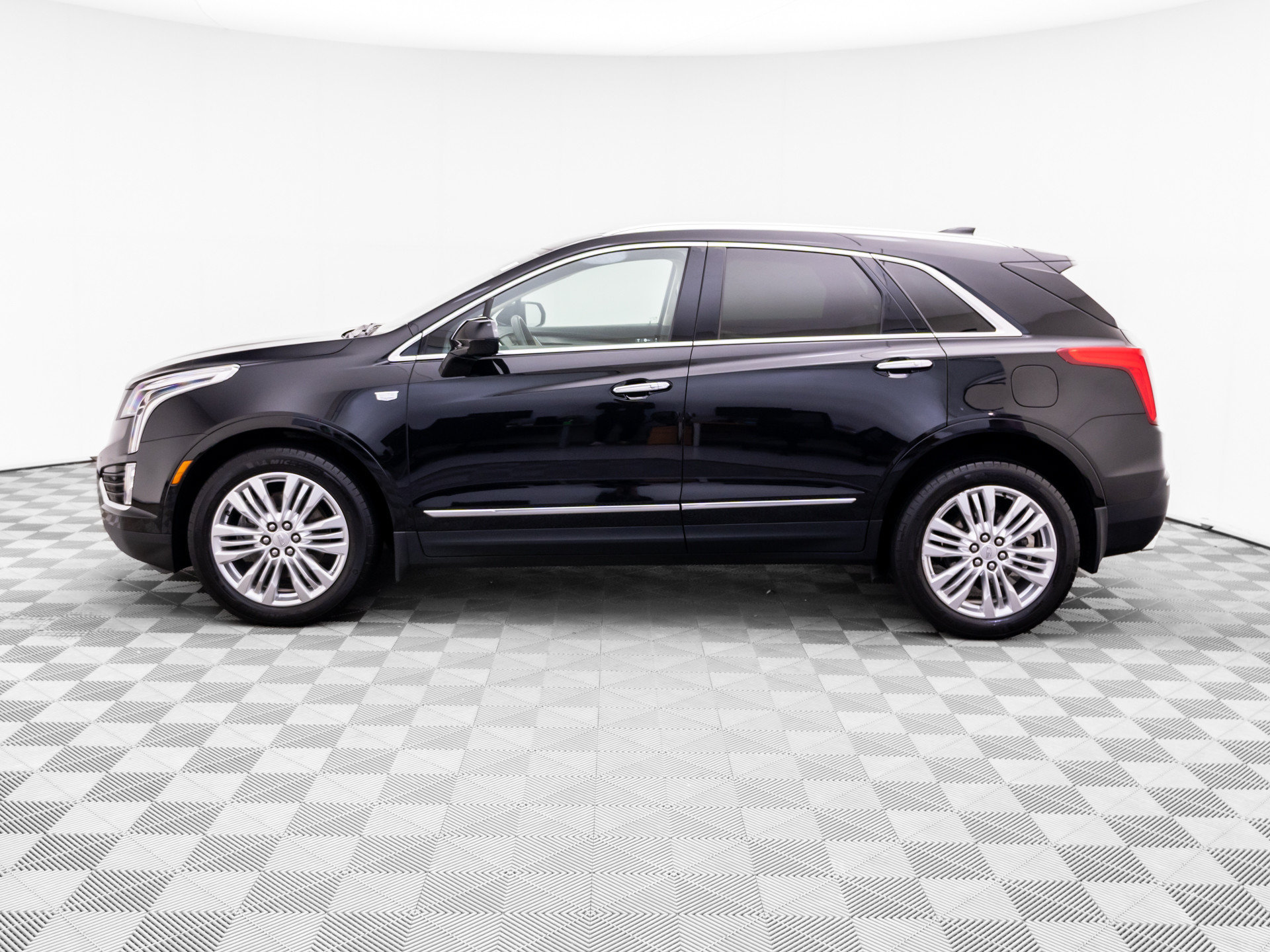 Used 2017 Cadillac XT5 Premium Luxury with VIN 1GYKNCRS7HZ239045 for sale in Barrington, IL