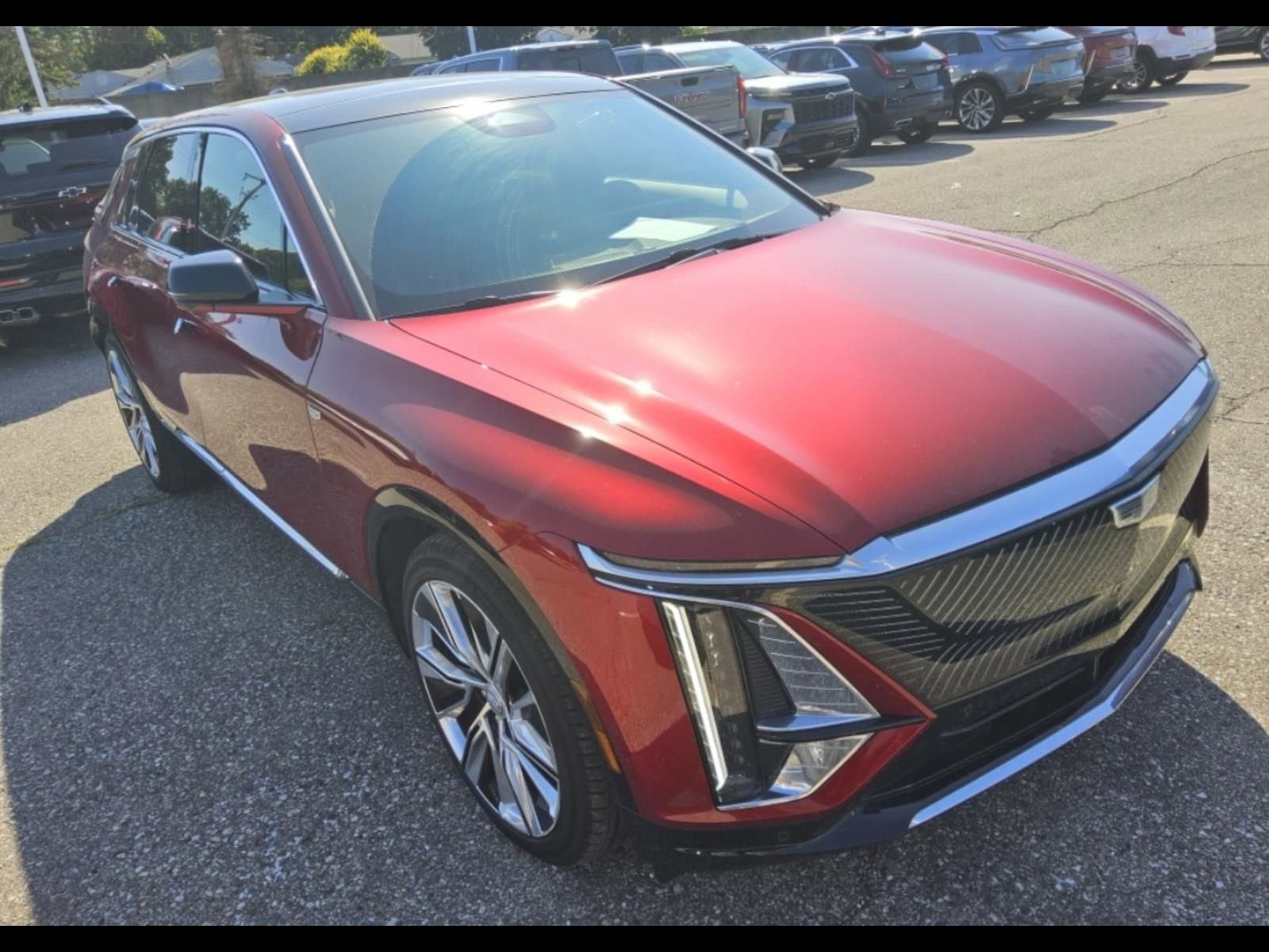 2024 Cadillac Lyriq Luxury photo 2