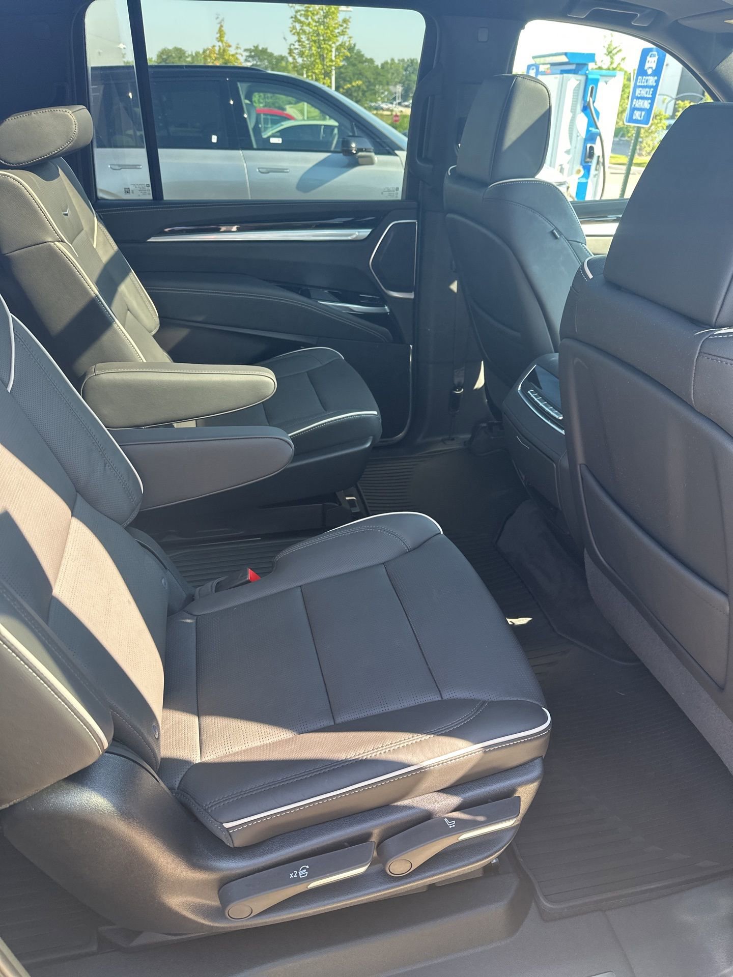 2025 Cadillac Escalade ESV Premium photo 3
