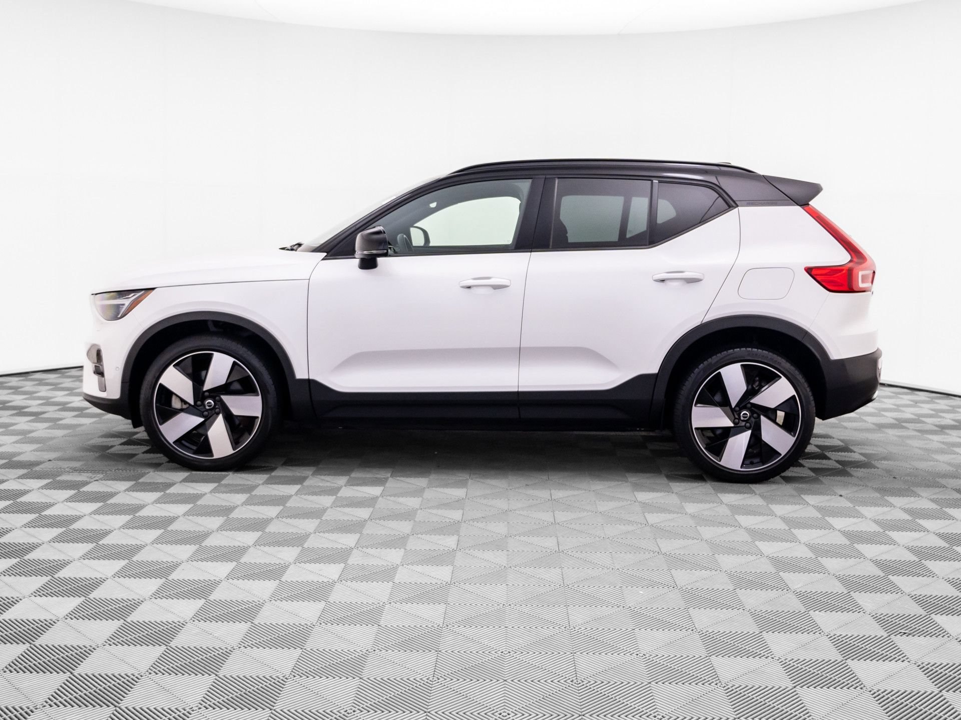 Used 2023 Volvo XC40 Ultimate with VIN YV4ED3UM5P2040451 for sale in Barrington, IL