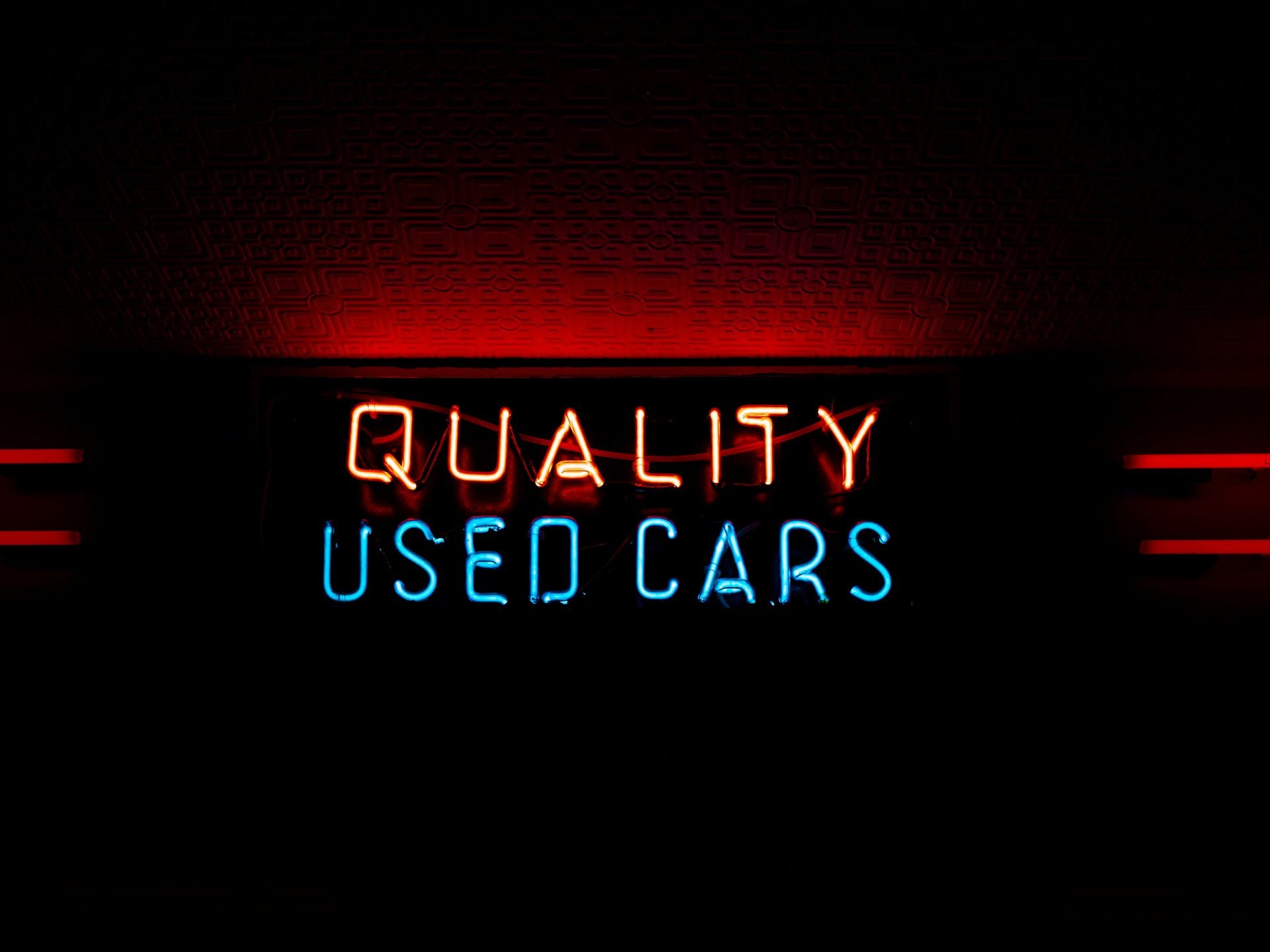 neon sign that says QUALITY USED CARS