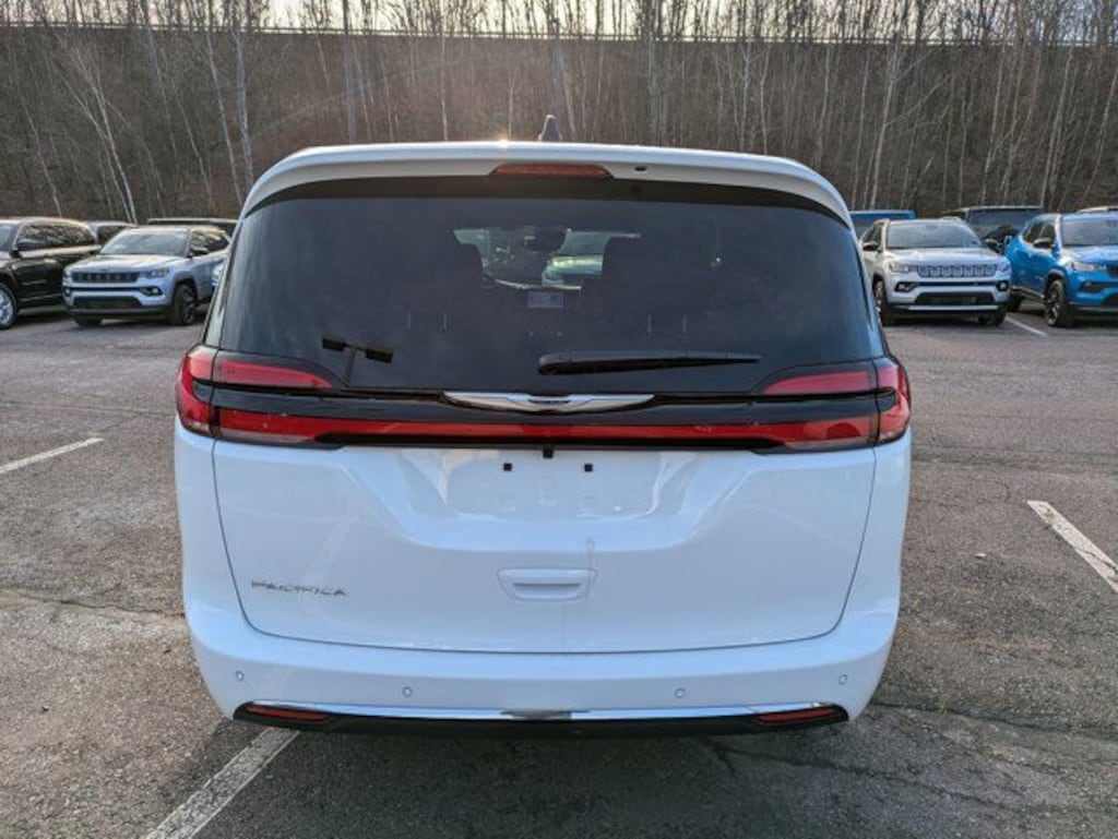 New 2026 Chrysler Pacifica Select Passenger Van
