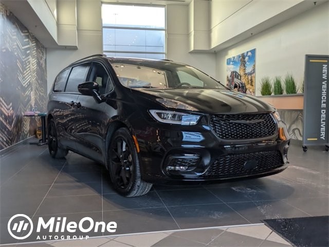 2026 Chrysler Pacifica Select's photo