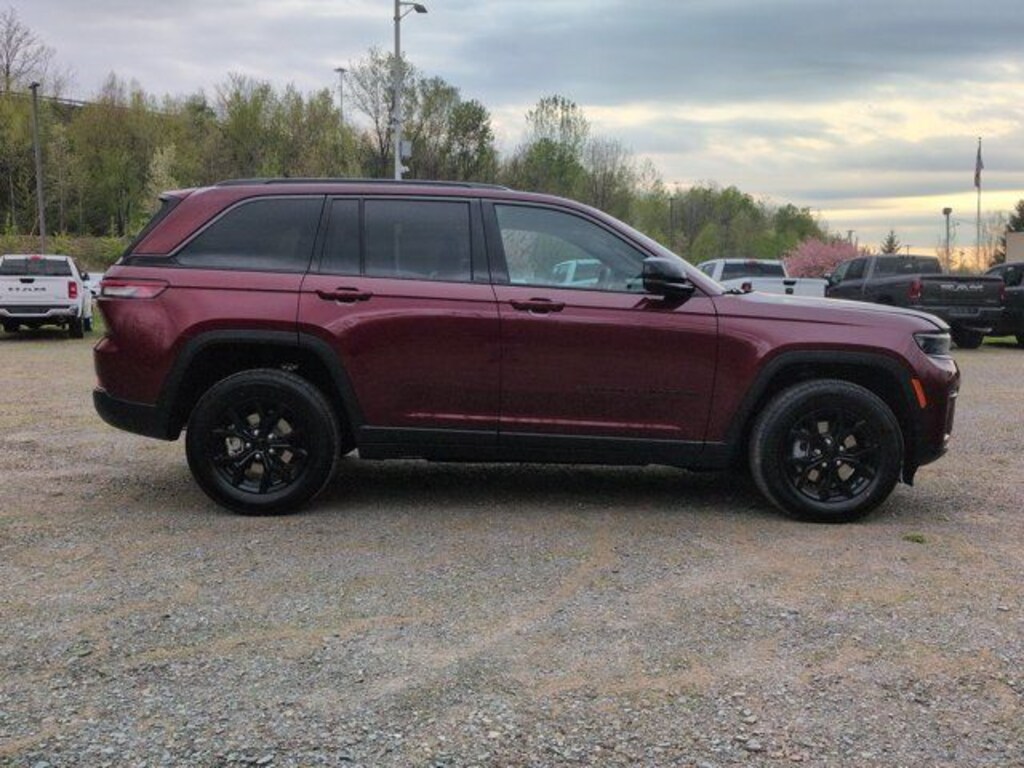 New 2026 Jeep Grand Cherokee Laredo Sport Utility