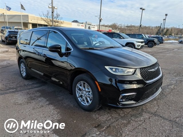 2026 Chrysler Pacifica Select's photo