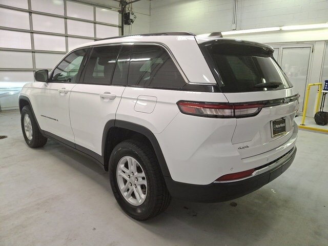 2023 Jeep Grand Cherokee Laredo photo 4