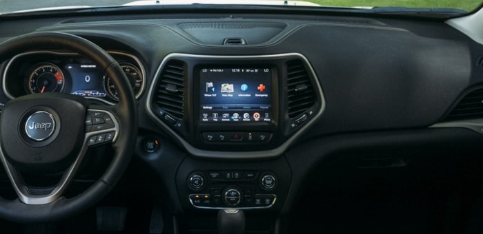 2017-Jeep-Cherokee-Interior-Uconnect (700x340).jpg