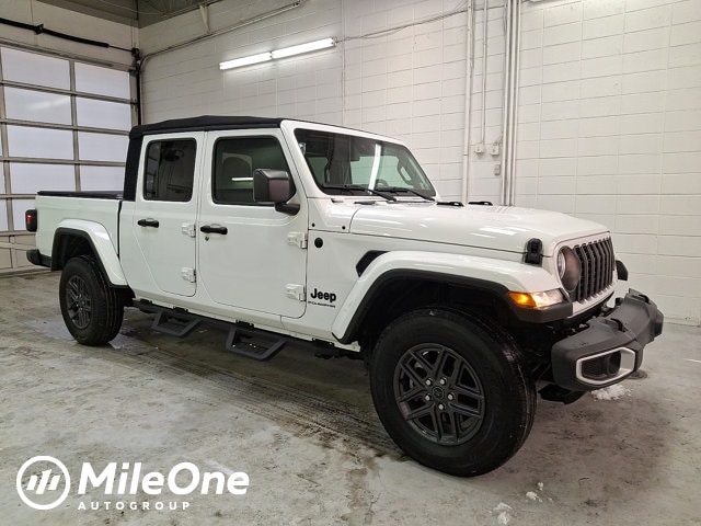 2024 Jeep Gladiator Sport S's photo