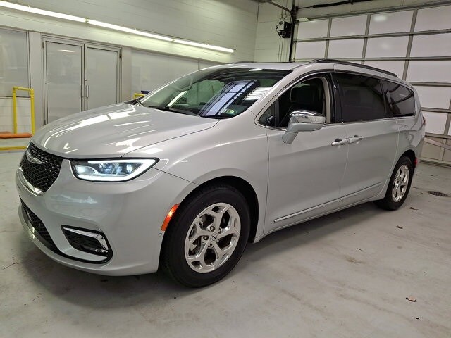 2022 Chrysler Pacifica Limited photo 3