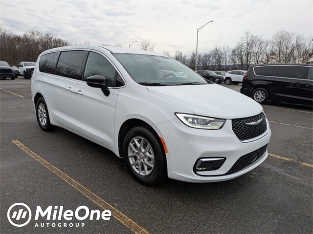 2026 Chrysler Pacifica Select's photo