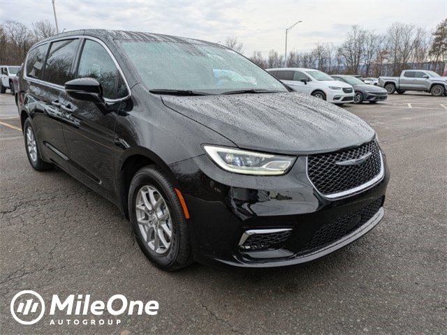 2026 Chrysler Pacifica Select's photo