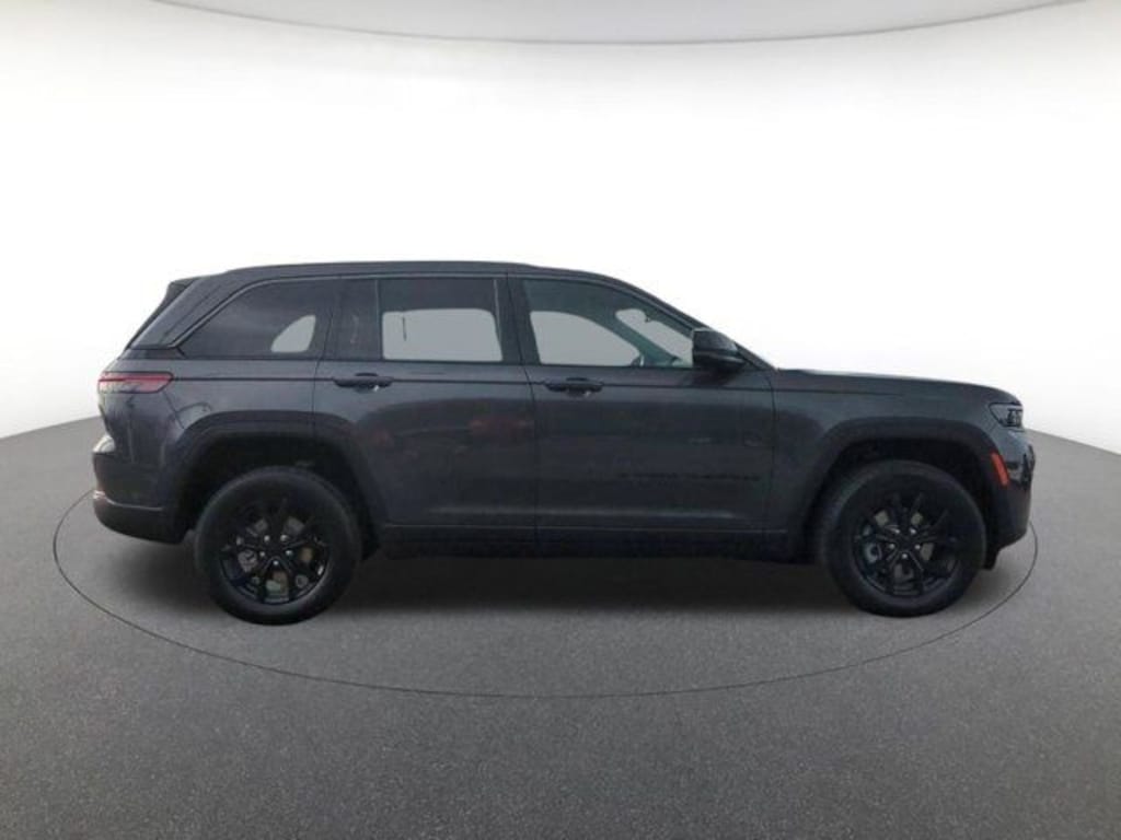 New 2026 Jeep Grand Cherokee Laredo Sport Utility