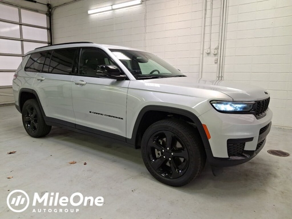 Used 2023 Jeep Grand Cherokee L Laredo SUV