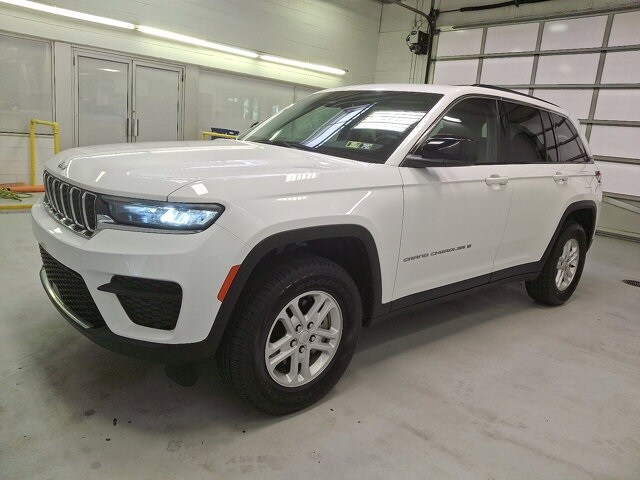 2023 Jeep Grand Cherokee Laredo photo 3