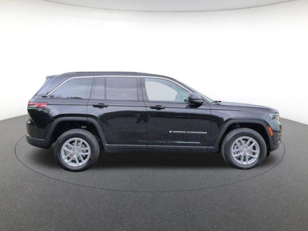 New 2026 Jeep Grand Cherokee Laredo Sport Utility