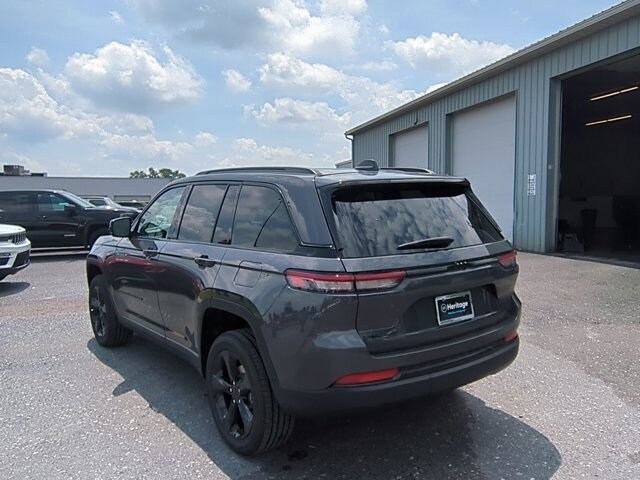 2025 Jeep Grand Cherokee Laredo photo 3