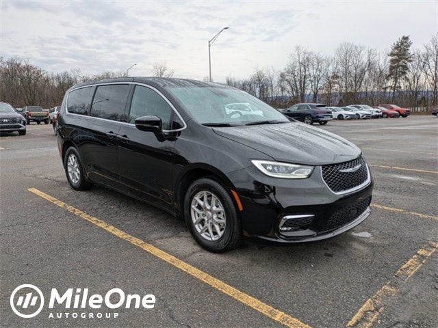 2026 Chrysler Pacifica Select's photo