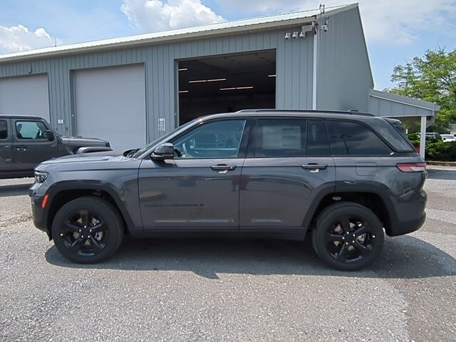 2025 Jeep Grand Cherokee Laredo photo 2