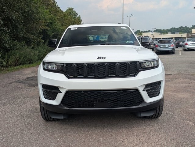 2025 Jeep Grand Cherokee Laredo photo 2