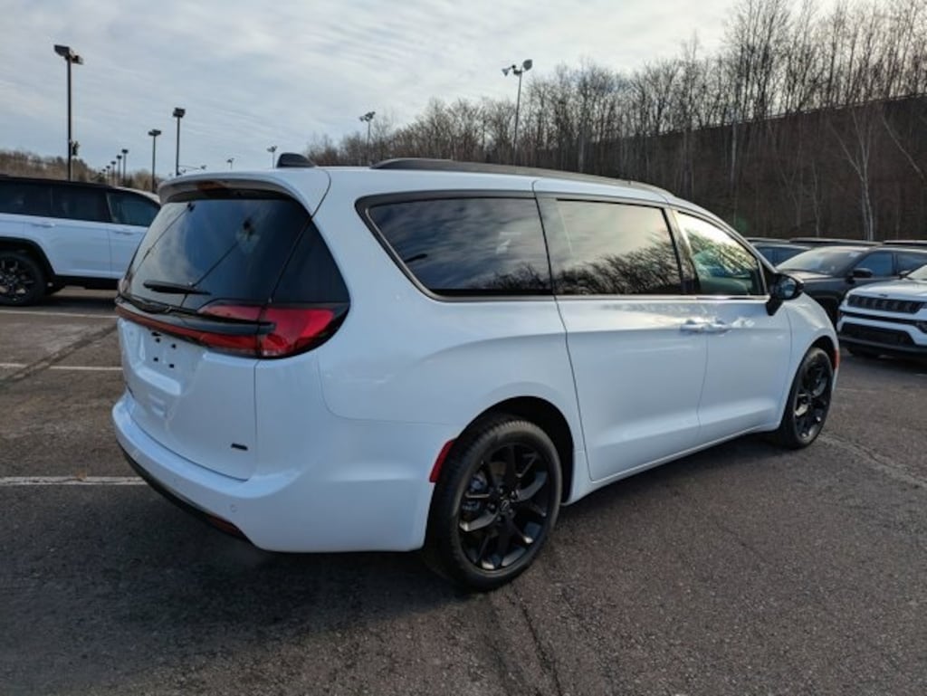 New 2026 Chrysler Pacifica Select Passenger Van