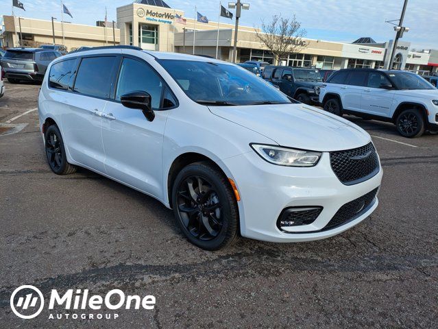 2026 Chrysler Pacifica Select AWD's photo