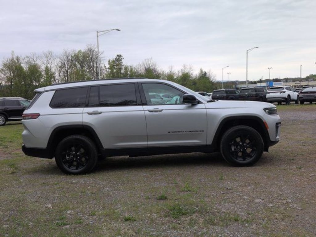 New 2026 Jeep Grand Cherokee L Laredo Sport Utility